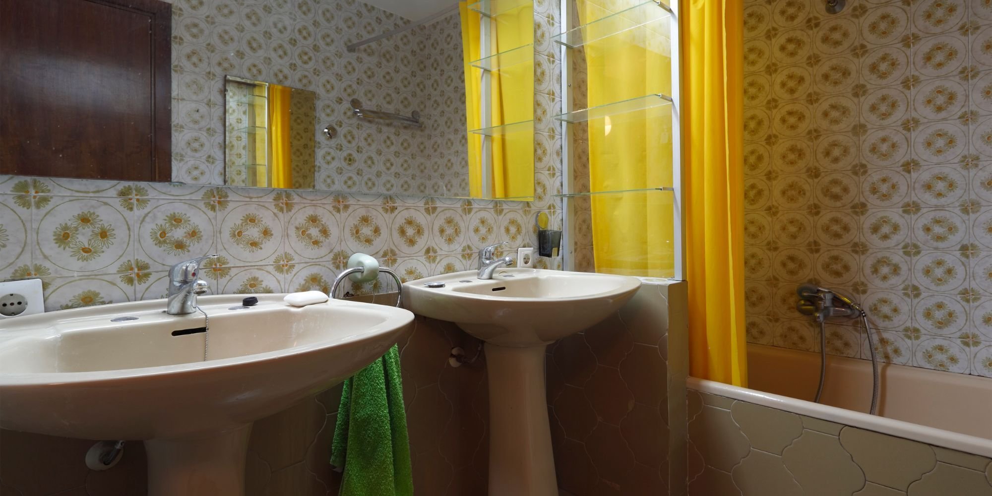 A pre-bathroom remodel pic with a bathroom with little storage space