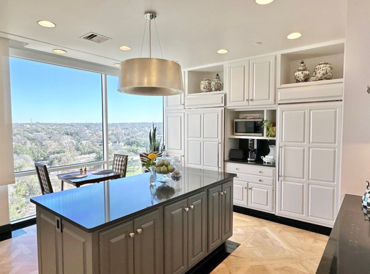Kitchen remodel in San Antonio, TX by Wade Caldwell Construction with large windows and white cabinetry